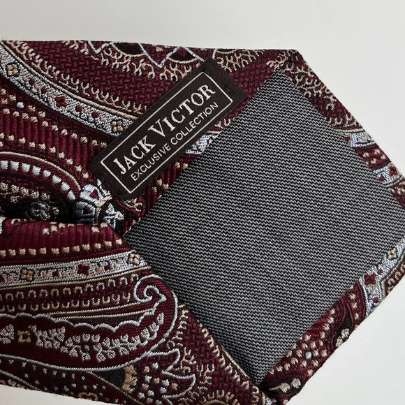 Jack Victor Men’s gray and red Paisley 100% silk tie - Picture 5 of 7
